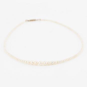 Collier, möjligen orientaliska pärlor, lås i guld med diamanter.