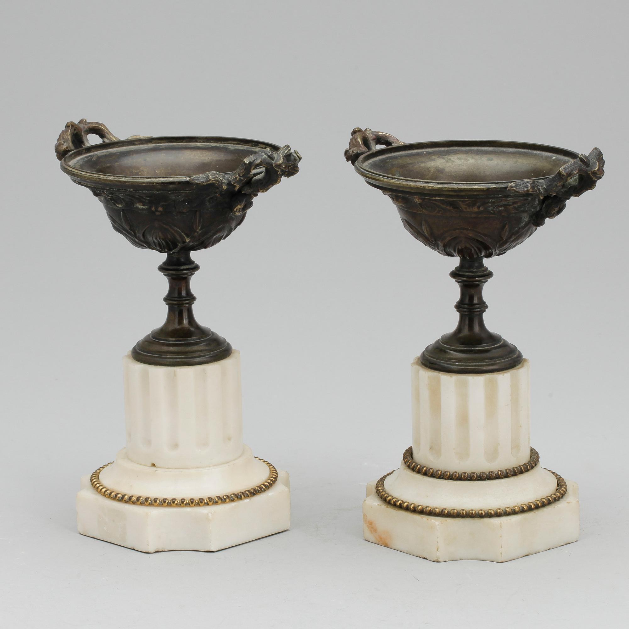CASSOLETTER, ett par, Louis XVI-stil, 1800-talets slut.