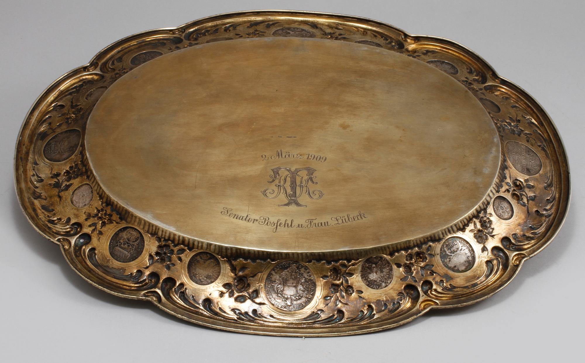 BRICKA, låghaltigt silver, Tyskland, omkring sekelskiftet 1900, vikt ca 1338 gram.