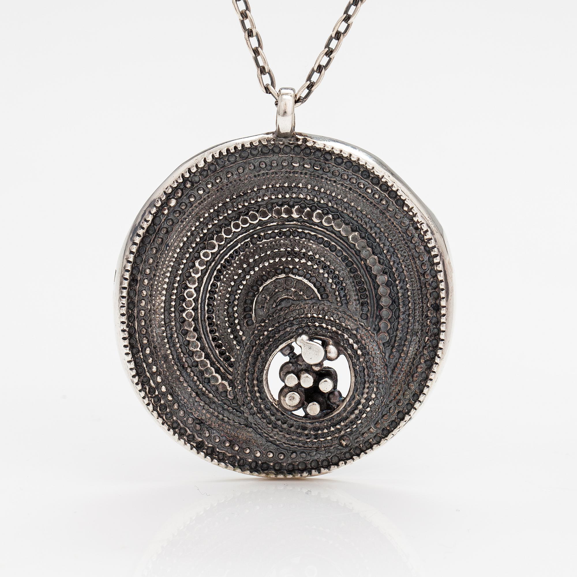 Jorma Laine, Kaulakoru "Chic", hopeaa. Turun Hopea, Turku 1973.