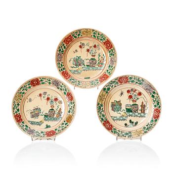 A set of three famille verte plates, Qing dynasty, Kangxi (1662-1722).