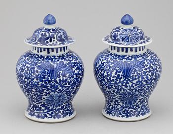 LOCKURNOR, ett par, porslin, Mingstil, Kina, troligen 1800-tal.
