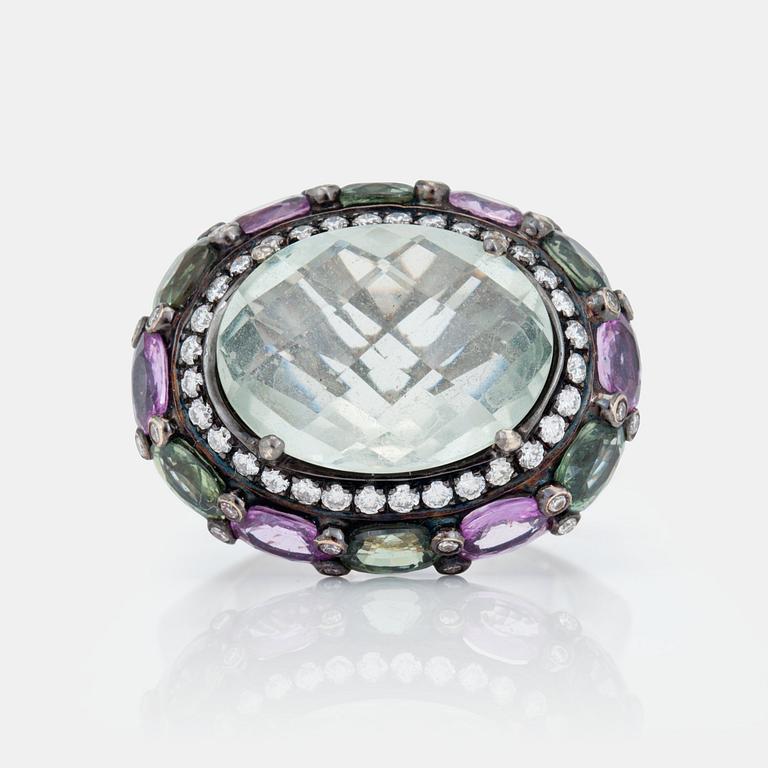 RING med checkerslipad prasiolit ca 5.58 ct, briljantslipade diamanter samt rosa och gröna safirer.