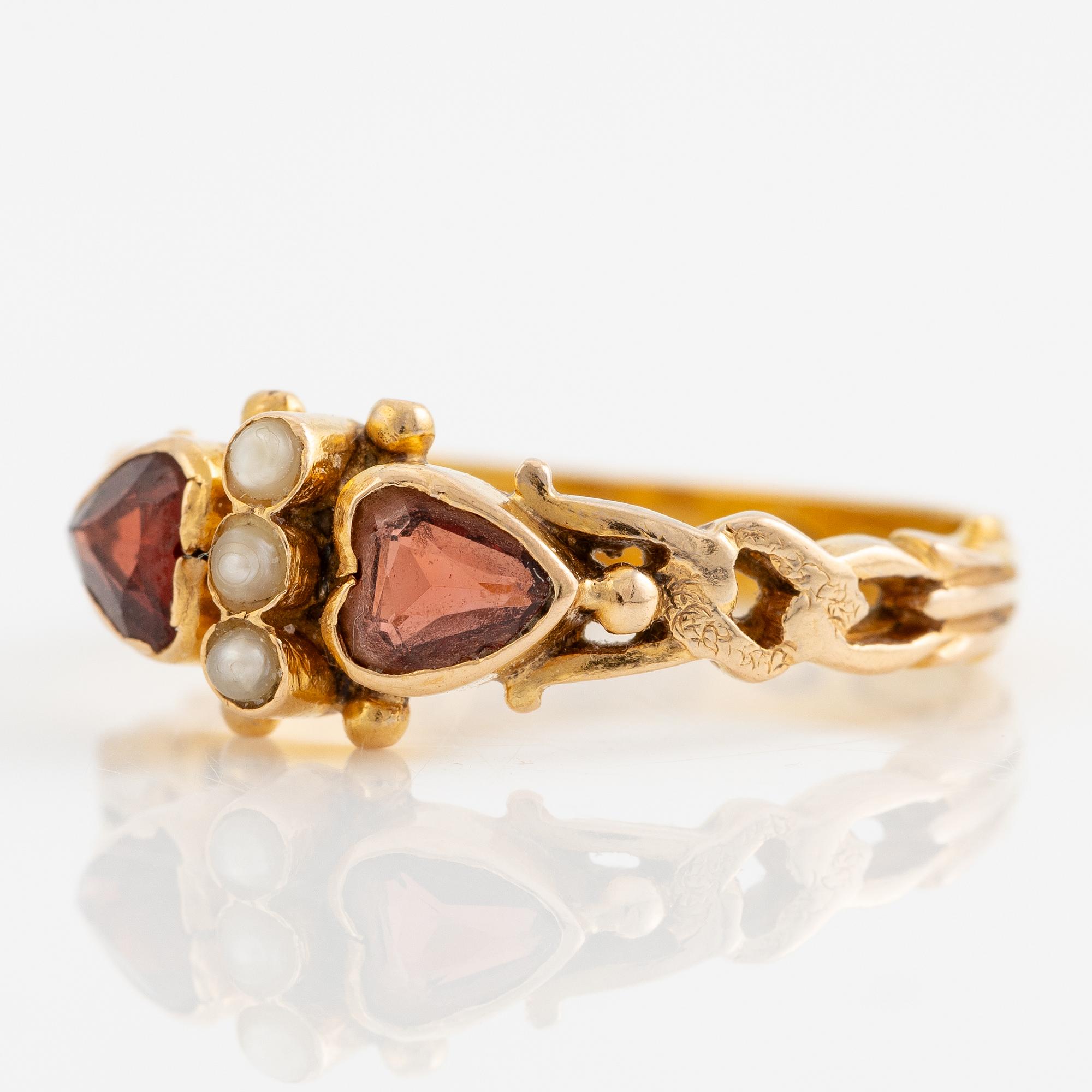 Ring 23K gold with garnets and pearls.