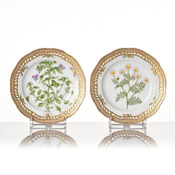 Desserttallrikar, 15 stycken, porslin. Royal Copenhagen, "Flora Danica", Danmark, omkring 1900 and 1900-tal.