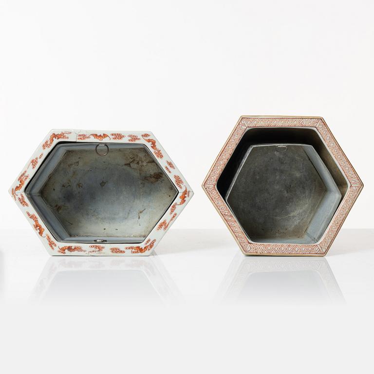 A set of two famille rose jardinieres, Qing dynasty, 19th century.