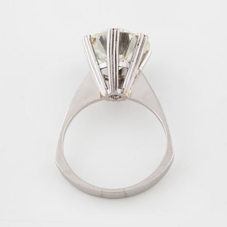 A brilliant cut diamond ring, ca 5.55 cts.