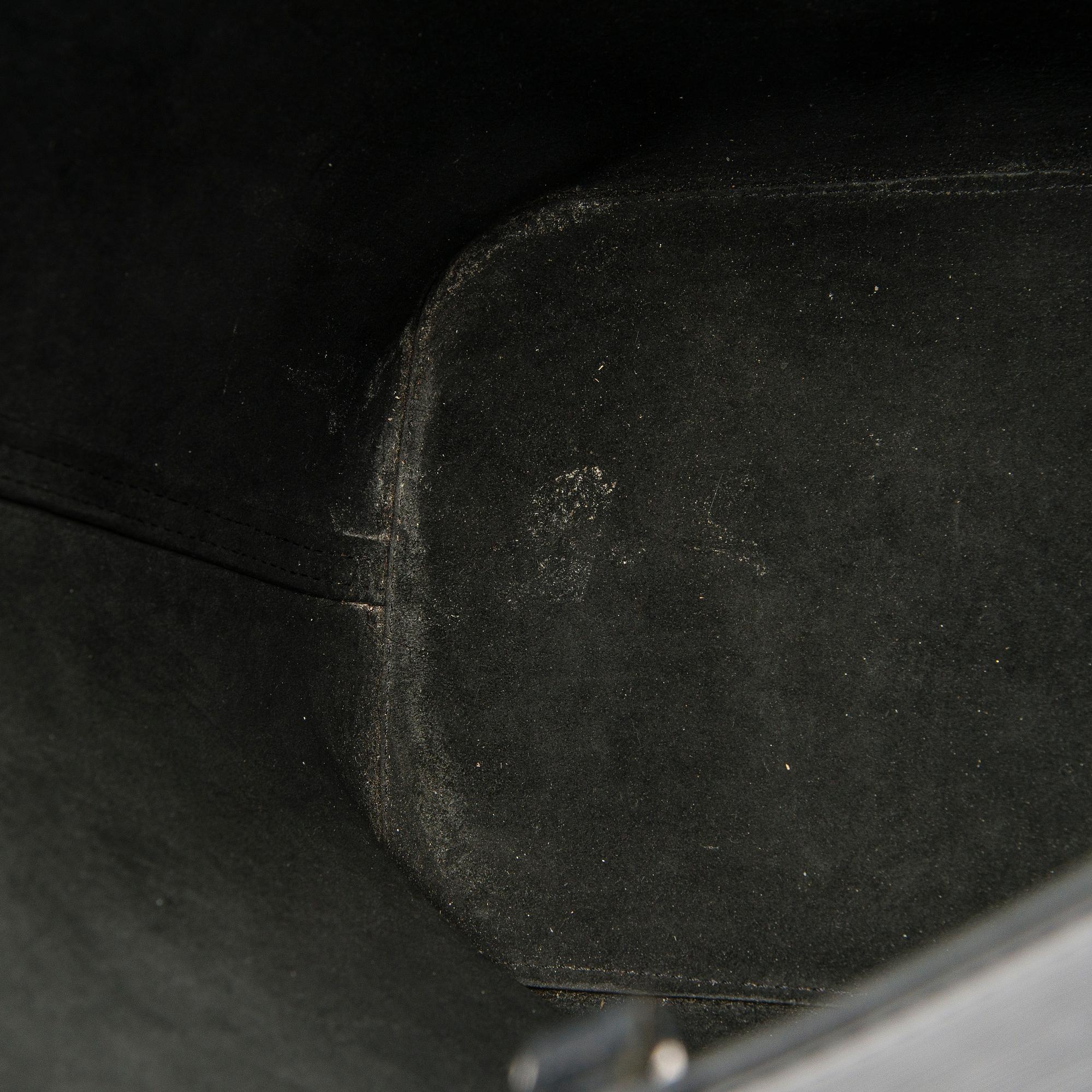 Louis Vuitton, a 'Neverfull MM' bag.