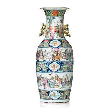 1093. A large famille rose vase, Qing dynasty, 19th century.