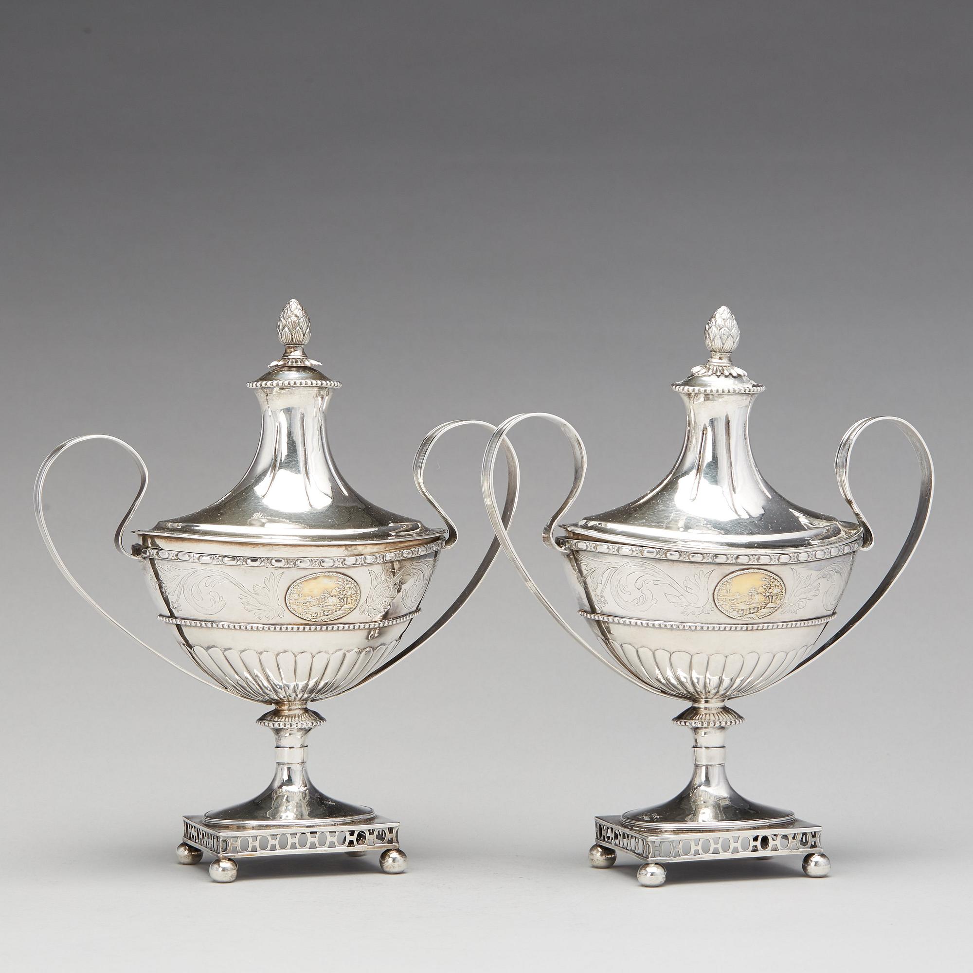 Hans Lyberg, sockerskålar med lock, ett par, silver, Borås 1805. Sengustavianska.