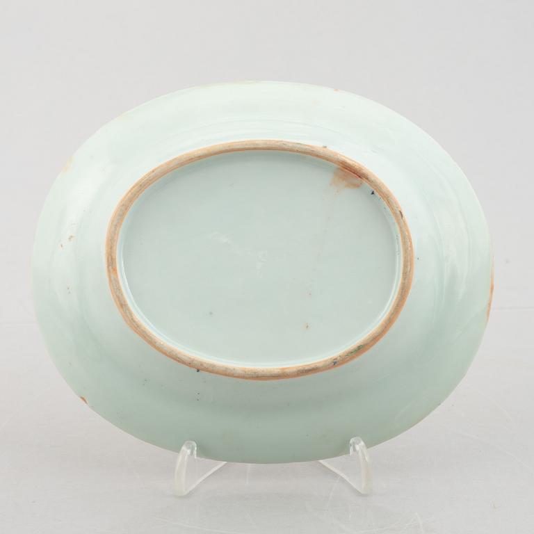 Five pieces of Canton Rose medallion porcelain, China, Qingdynasty, 18th century.