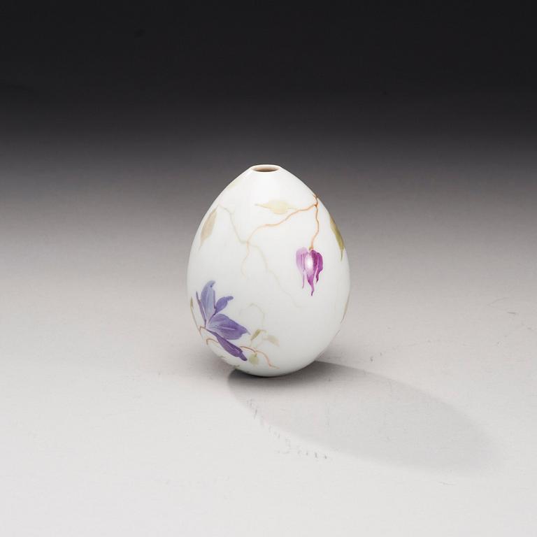 A RUSSIAN PORCELAIN EASTER EGG. РУССКОЕ ФАРФОРОВОЕ ПАСХАЛЬНОЕ ЯЙЦО.