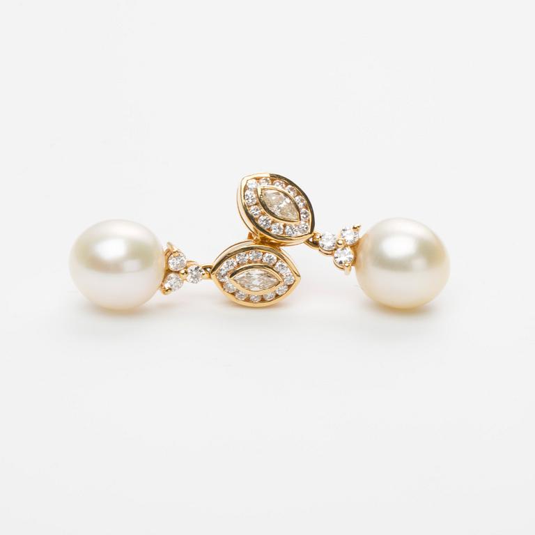 ÖRHÄNGEN, ett par, 18K guld med South Sea pärlor samt olikslipade diamanter ca 0.60 ct.