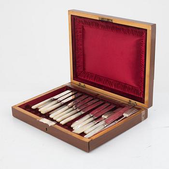 Efterrättsbestick, silver och nysilver, England, bl a 1879.