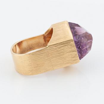 Rey Urban, ring, 18K guld med en fasettslipad ametist, Stockholm 1969.