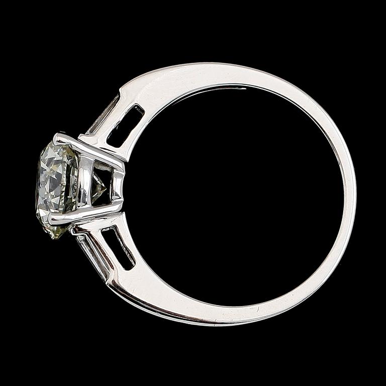 RING, 18 k vitguld, briljantslipad diamant ca 2.40 ct, samt 2 baguetteslipade diamanter tot ca 0.20 ct.