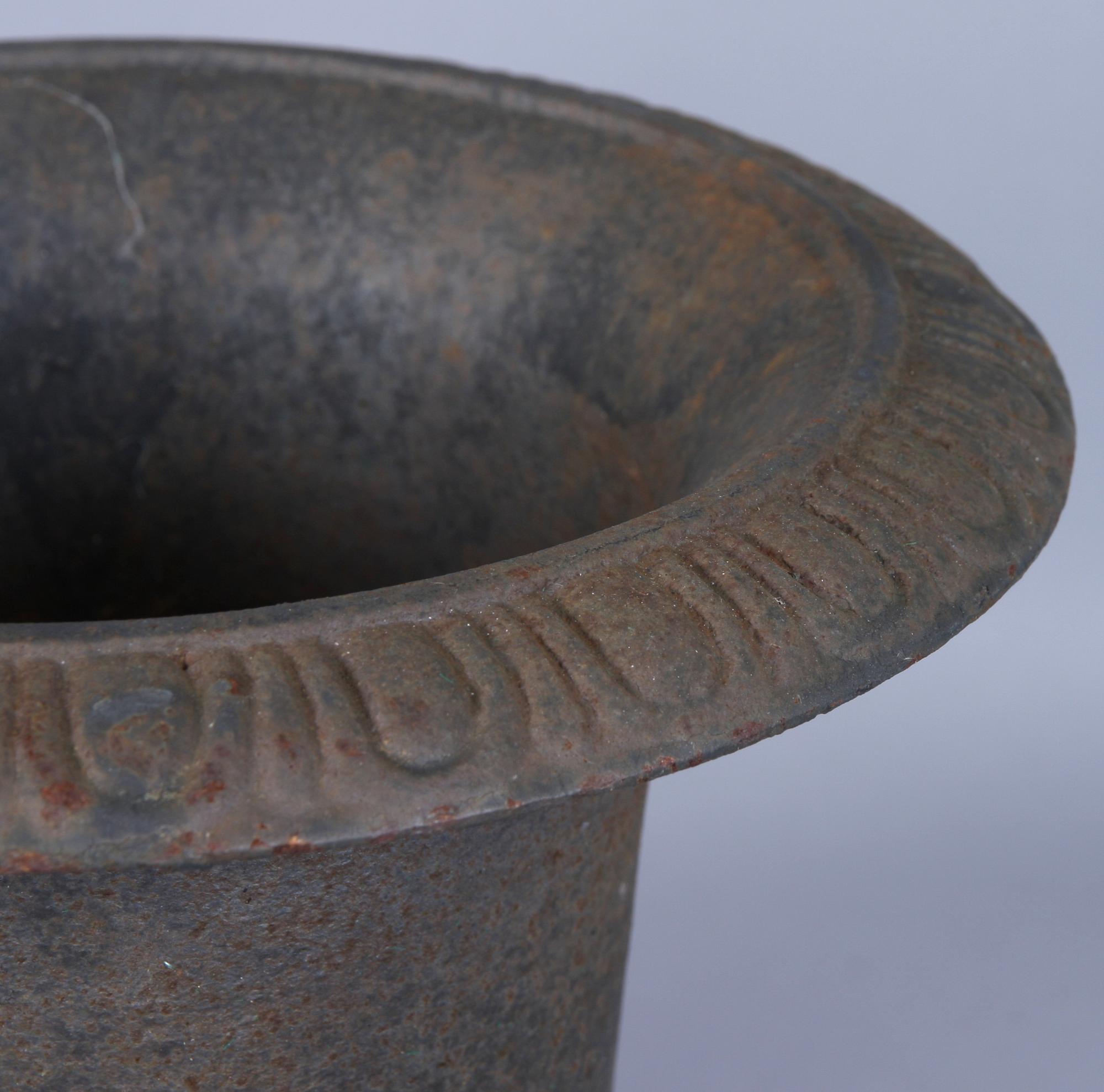 TRÄDGÅRDSURNOR, ett par, gjutjärn, 1900-tal.