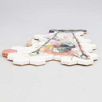 HEINI RIITAHUHTA, hexagonreliefi, posliinia, signeerattu Heini Riitahuhta, 2012.