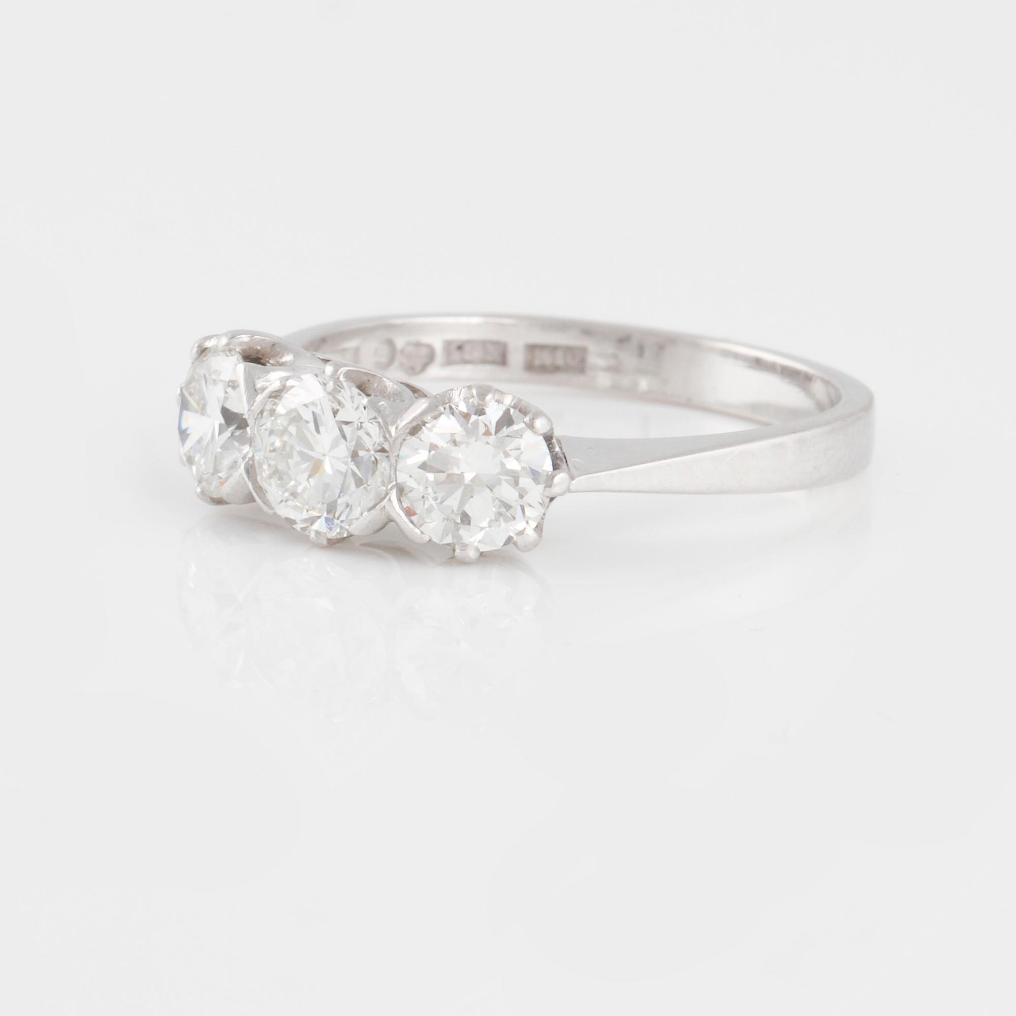 RING, med tre äldre briljantslipade diamanter.