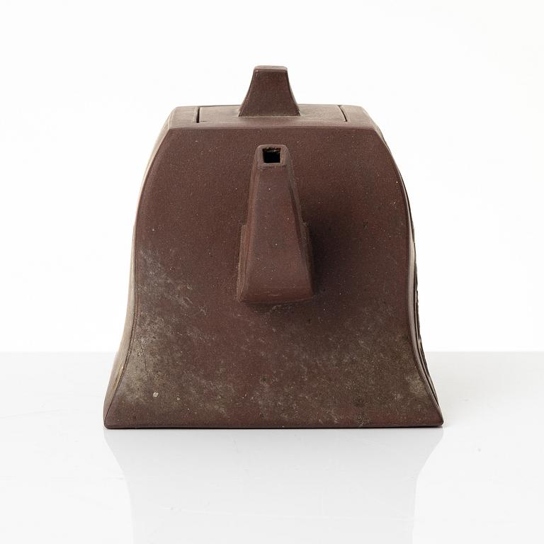 A Chinese square yixing teapot, early 20th century.