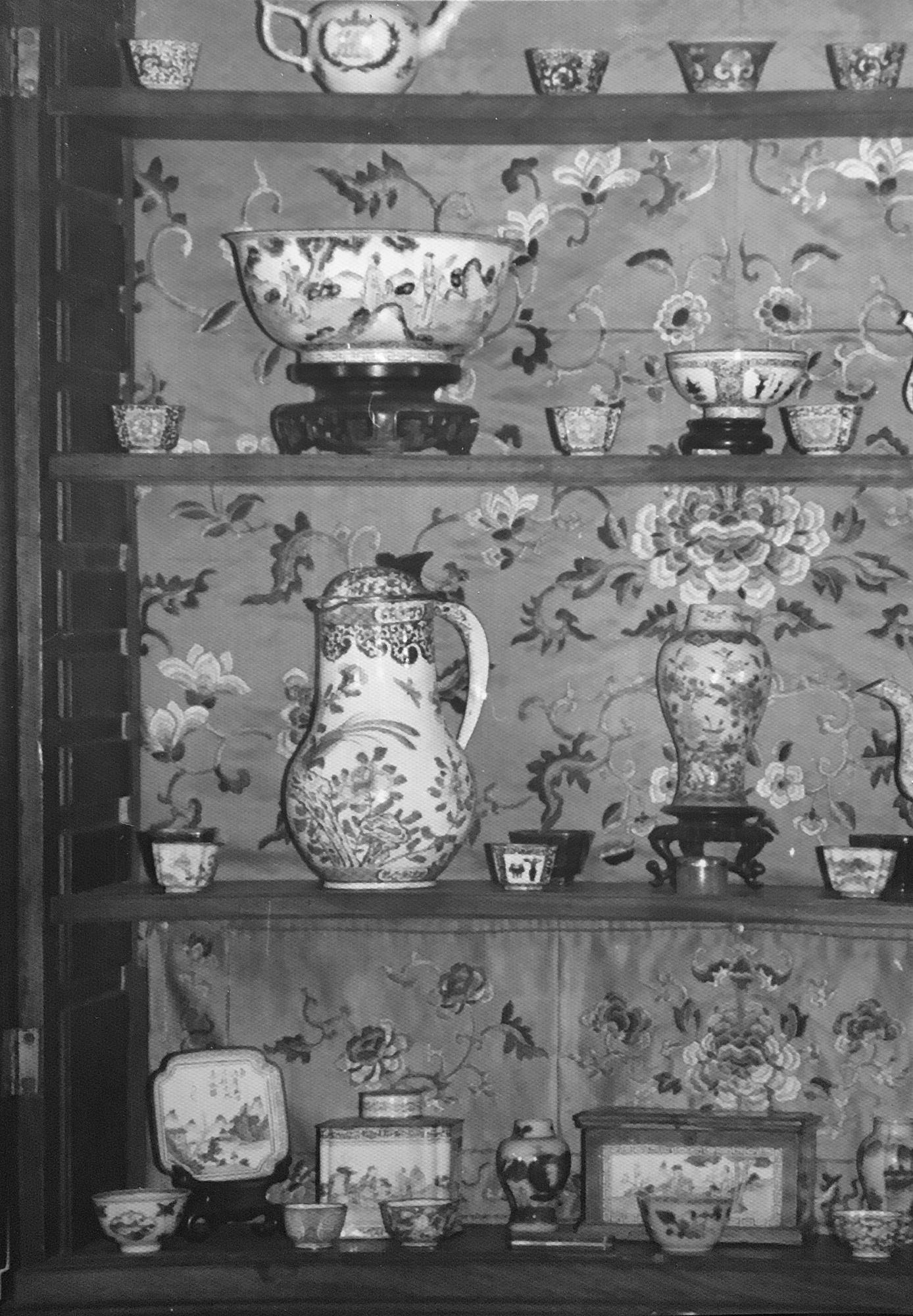 LJUSLAMPETTER, två stycken, emalj på koppar. Qingdynastin, Qianlong (1736-1795).