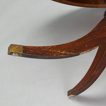 An English dining table with 6 chairs, second half of the 20th century.