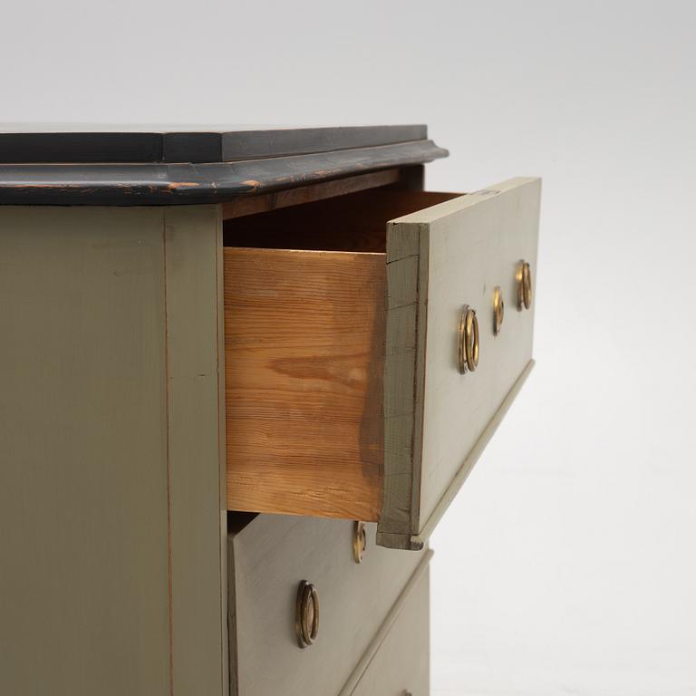 A chest of drawers, early 20th Century.