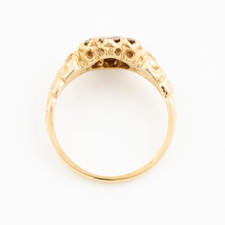 Ring, 18K gold with brown-tinted brilliant-cut diamonds.