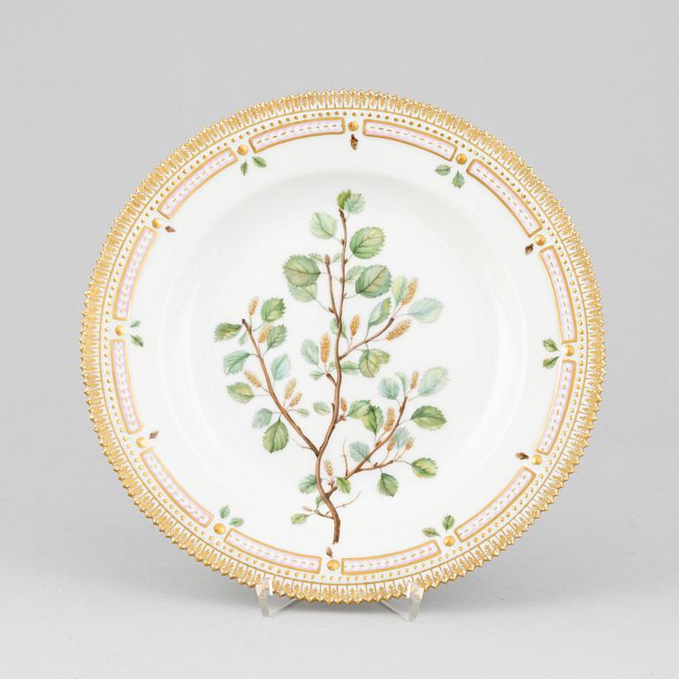A Royal Copenhagen 'Flora Danica' porcelain plate, model 3549, 20th century.