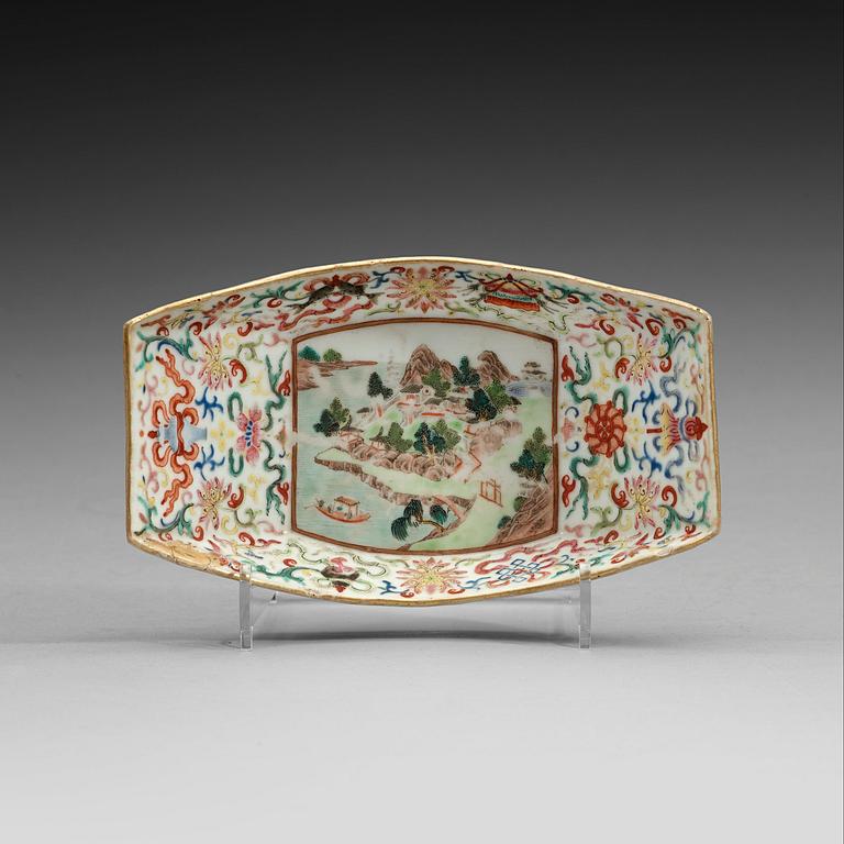 A famille rose tea boat, Qing dynasty with Jiaqings seal mark and period (1796-1820).