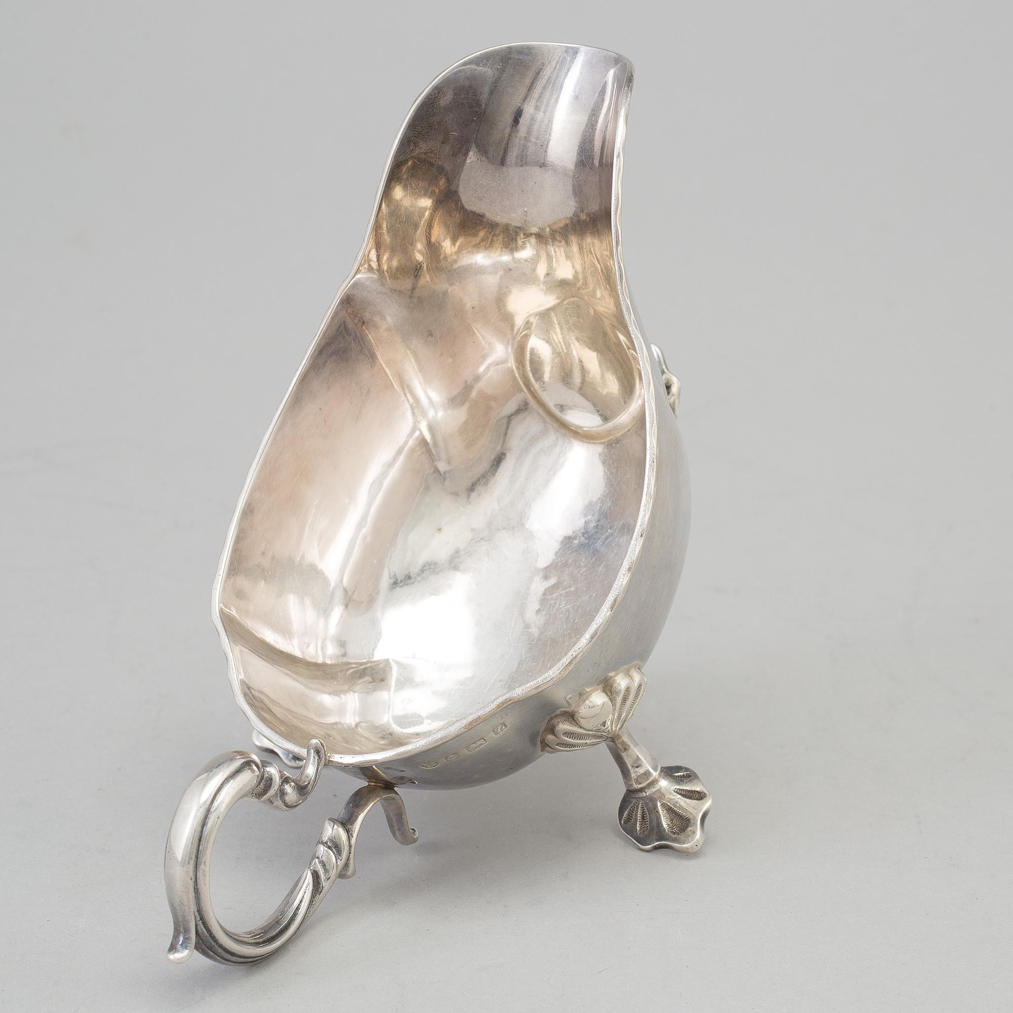 A silver cream jug, maker's mark Williams ( Birmingham) Ltd, Birmingham, 1924.