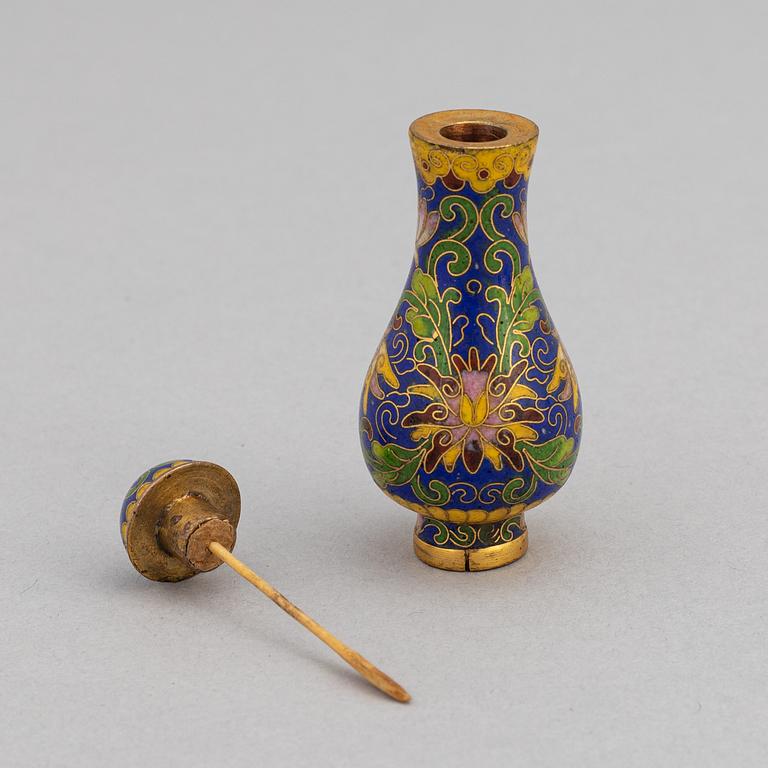 A group of Chinese miniature objects, 19th/20th century, 14 pieces.