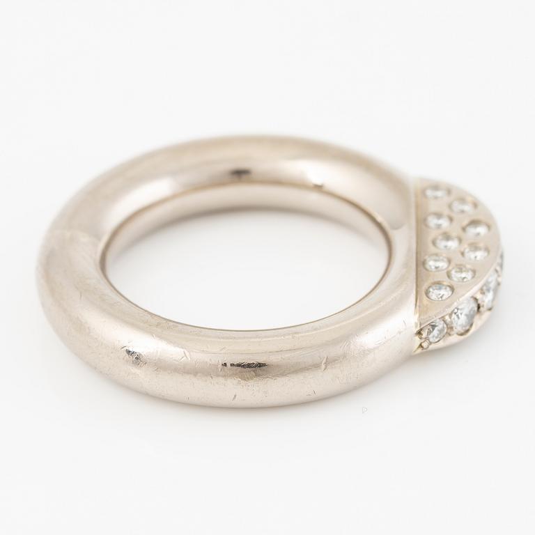 Ring 18K vitguld med briljantslipade diamanter.