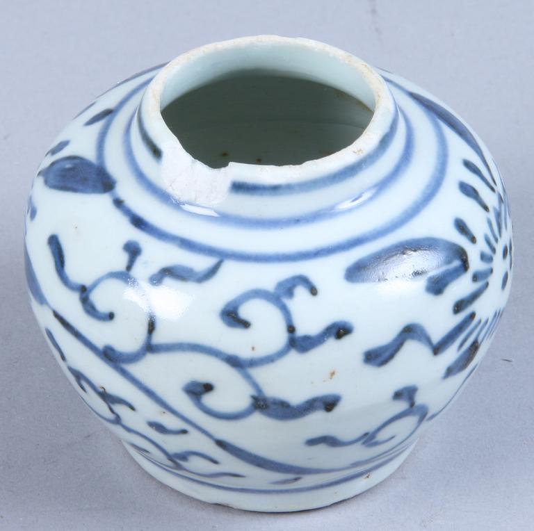 SKÅLFAT samt LOCKURNOR 3 st, porslin, Kina, Ming, 1600-tal.