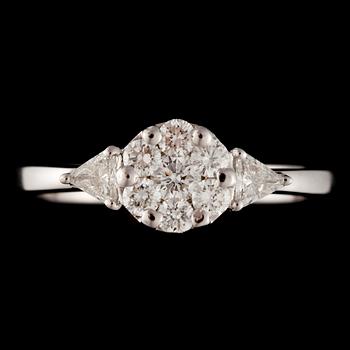 RING, 18K vitguld, diamanter totalt 0,63 ct. Finska importstämplar. Vikt 3,7 g.