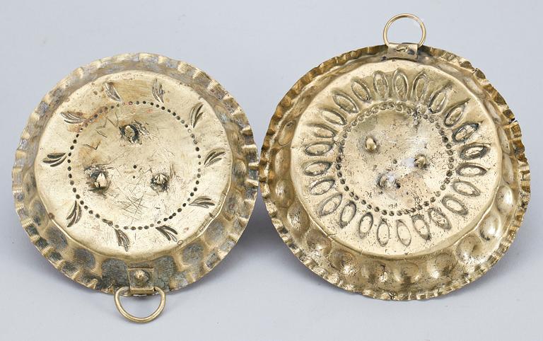 LJUSPLÅTAR, 2 st. Mässing. 1700-1800-tal.