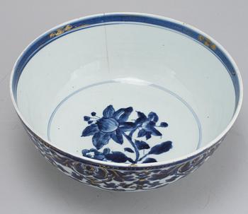 A BLUE AND WHITE BOWL, QING DYNASTY, QIANLONG (1736-95).