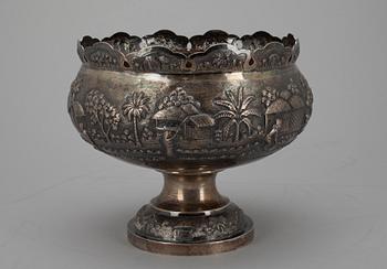 SKÅL, österländskt silver. Vikt 474 g.