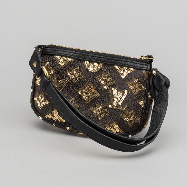 LOUIS VUITTON mini pochette.