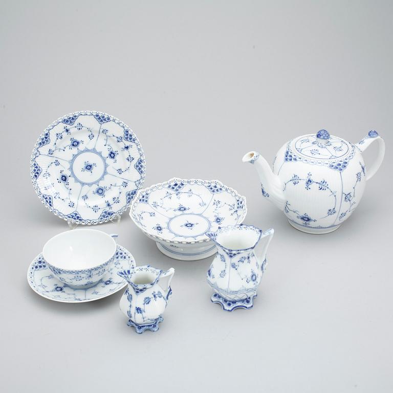 TESERVIS, 18 delar, porslin, "Musselmalet", Royal Copenhagen, Danmark, 1900-tal.