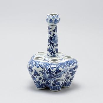 A porcelain vase from China, late Qing dynasty (1644-1912).