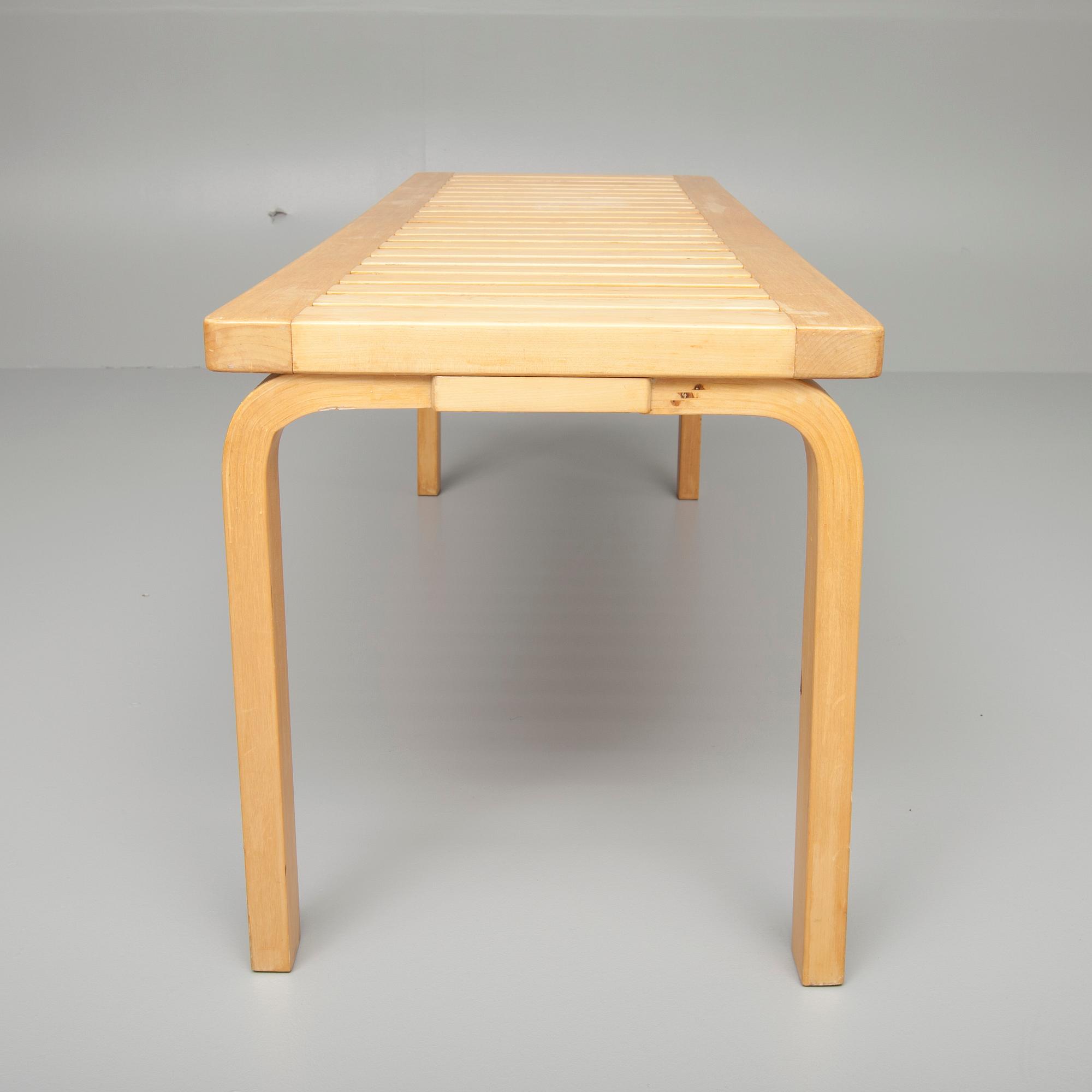 BÄNK, 153A, Alvar Aalto, Artek. Modellen formgiven 1945.