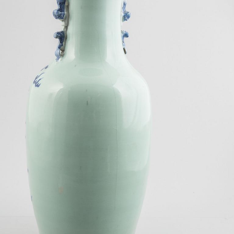 A porcelain vase, China, Qing dynasty, late 19th century.