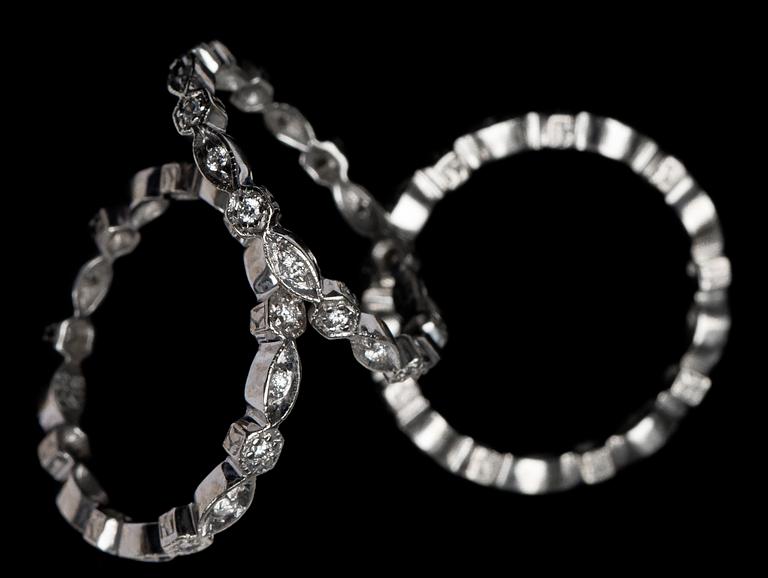 RINGAR, 3 st, 18 k vitguld med diamanter totalt ca 0.39 ct. Totalvikt ca 6 g.