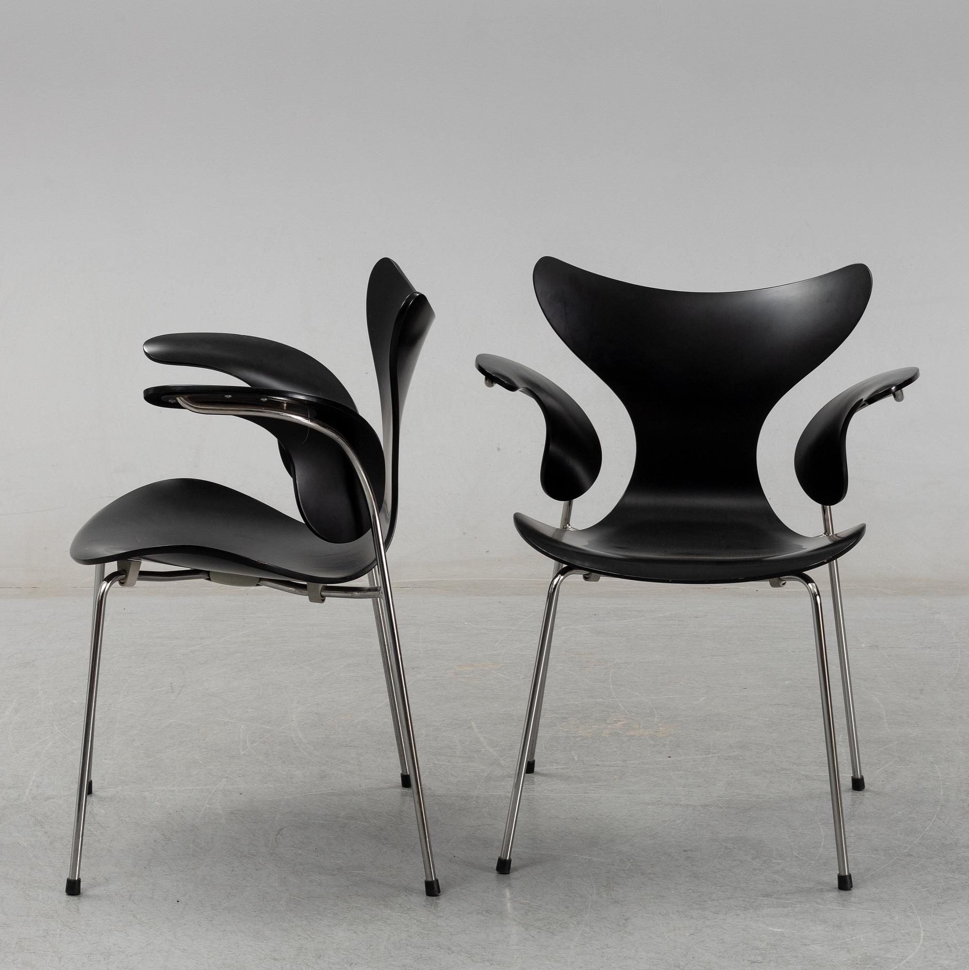 Arne Jacobsen, a pair 'Seagull' chairs, Fritz Hansen, Denmark, 2008.