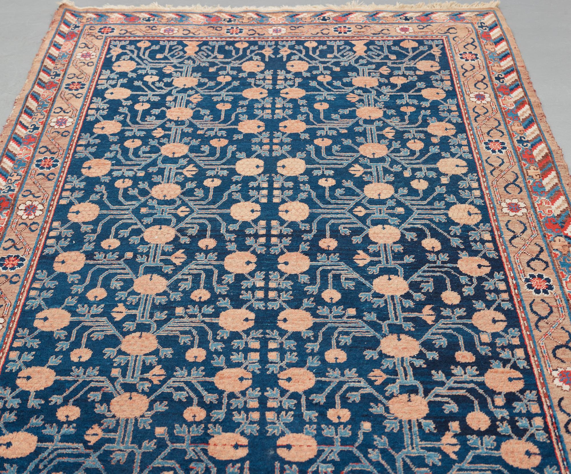 Matto, a semi-antique Khotan, Xinjiang, China, ca 287-290,5 x 154-156 cm.