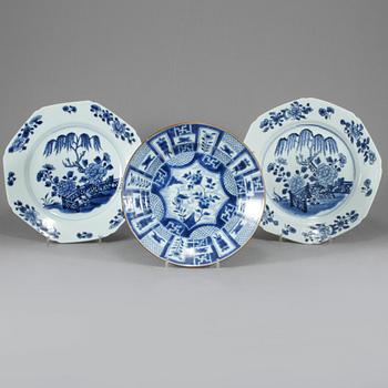 TALLRIKAR, 3 st, porslin, Kina, Kangxi samt Qianlong, 1700-tal.