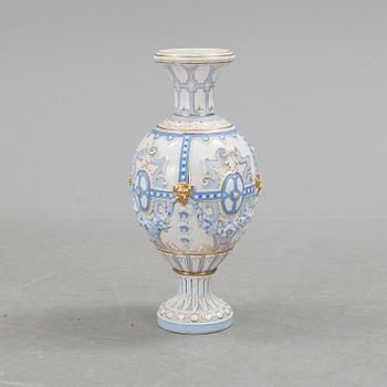 A DECORATIVE RÖRSTRAND PORCELAIN VASE, CA 1900.