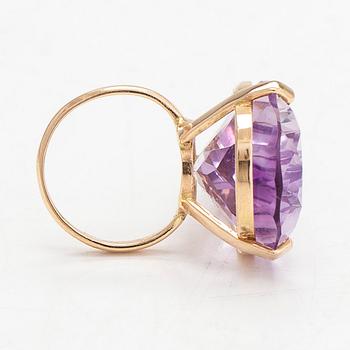 An 18K gold and amethyst cocktail ring with a ca. 0.015 ct diamond.