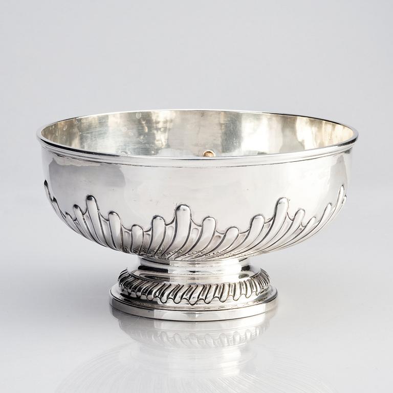 An English silver bowl, mark of Daniel Smith & Robert Sharp, London 1761/62.